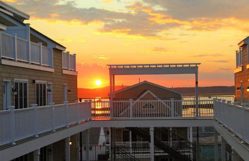 Ashworth Escape Balcony Steps to Beach AC - Foto 1