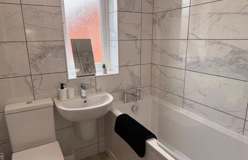 Woody Bank 3 Bed Sleeps 5 Parking WiFi Contractors - Foto 13