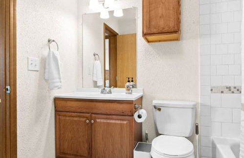 Alaskan WolfDen Close to airport centrally located - Photo 28