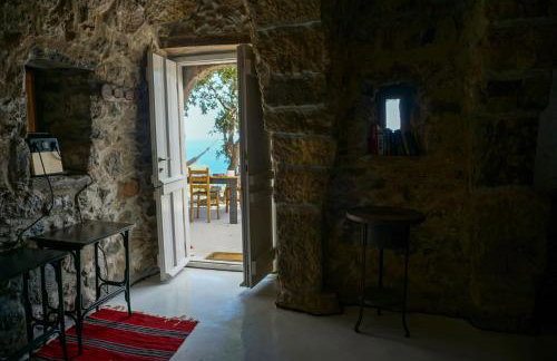 My Old Stone House in a 2 000 sqm private garden with Fab Glamping Tent - Photo 32