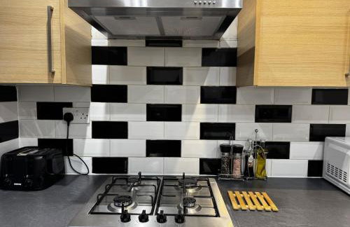 4BR Heathrow Base Free Parking Fast Wi-Fi - Foto 9