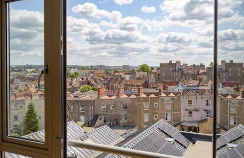 Apartment with Cityscape Views & Private Parking - Foto 3