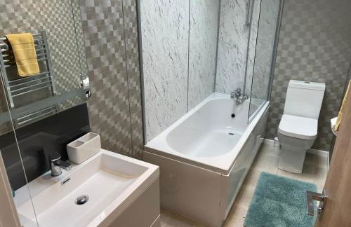 Indulgence Lakeside Lodge i3 with hot tub, private fishing peg situated at Tattershall Lakes Country Park - Foto 12