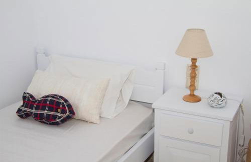 white house by the sea - Photo 22