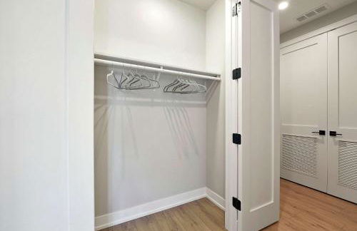 Modern 2BR2BA Condo Free Parking and Balcony - Foto 38