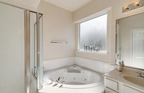 Lake-View Home with Pool Access in Legends Ranch! - Foto 15