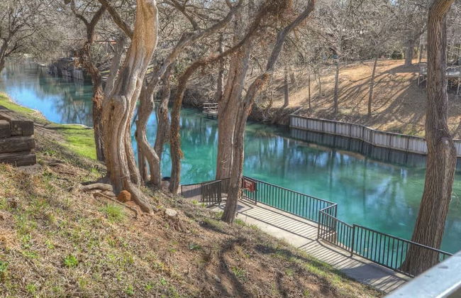 Luxury Riverfront Condo 1 BLK to Schlitterbahn! - Foto 23