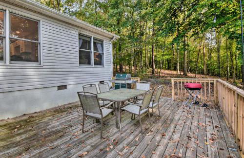 Lakefront Westminster Retreat with Boat Dock! - Foto 28