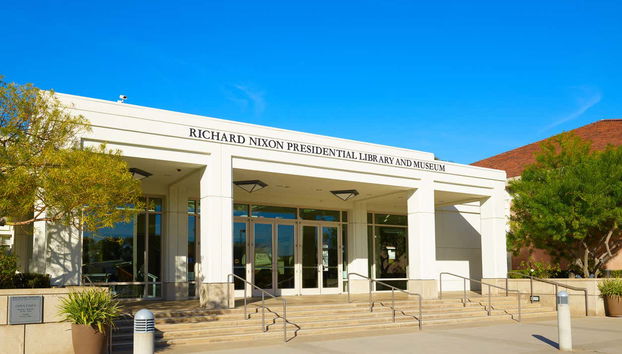 Façade de l'entrée du Musée Présidentiel de Richard Nixon