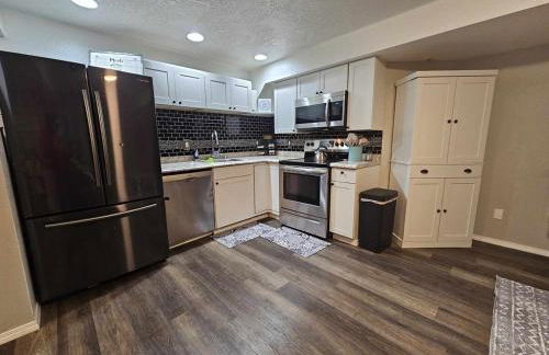 Centrally Located 1500 SqFt Private Guest Suite with Hot Tub - Foto 15