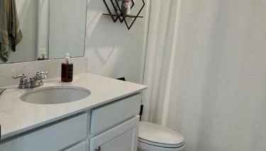 Mother in law suite private entrance washer and dryer in unit - Foto 3