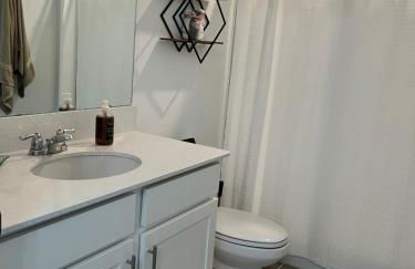 Mother in law suite private entrance washer and dryer in unit - Foto 3