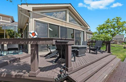 NEW! 4BR I Indoor Pool on the Bay in Boat Town USA - Foto 15