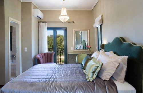 Avra Private Suites - Photo 18