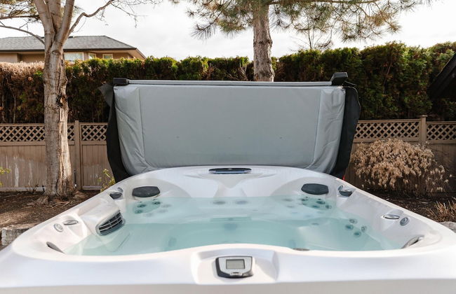 Private Luxury Oasis w Pool HT Parking - Photo 14