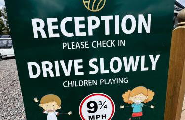 Peaceful Lake Retreat - Fishing Lakes, Heated Outdoor Swimming Pool 500yrds on Sister Park , Pool Open April to September - Foto 43