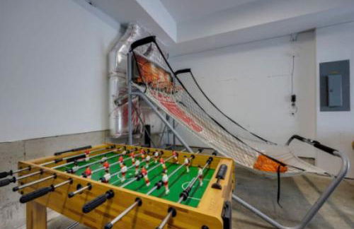 Modern Townhome, Large Game Room, 10min to Downtown! Sleeps 10! - Foto 5