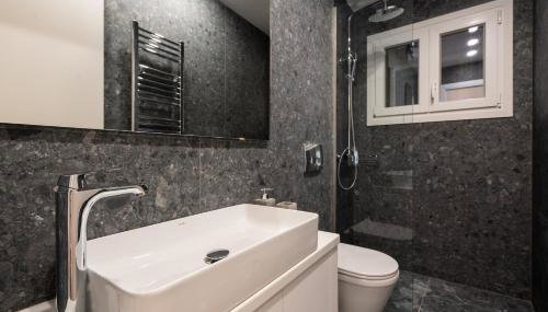 Unique 2 Bedrooms Apartment, Steps to Plaka and City center - Foto 5, Shower