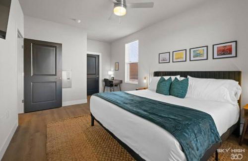 Deluxe 2BR Near Amp, Culture & Walmart wPool - Photo 2