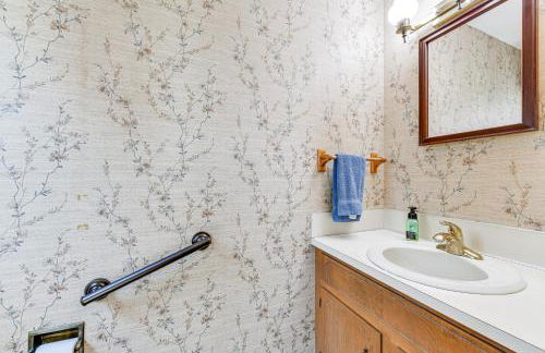 Spacious Mount Pleasant Home with Grill and Yard! - Foto 13