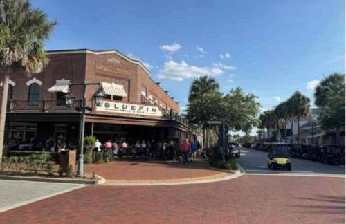 Large 3 bedroom with Pool and Golfcart - Foto 23