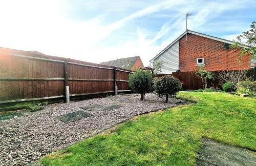 Spacious 4 Bed Family Home with Private Garden & Free Parking - Hamilton - Foto 19