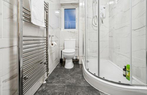 Lawrence Ave 4BD-2Storey House Fast Wifi Families & Leisure By AltoLuxo Short Lets & Serviced Accommodation With Free WiFi & Parking - Foto 21