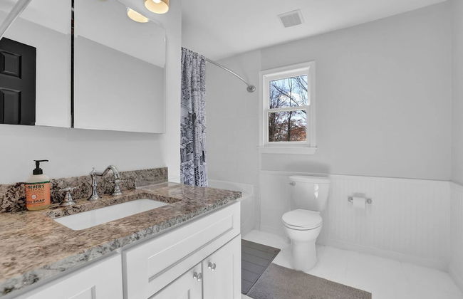 Chamblee Retreat 3BR Home w Spacious Porch - Foto 16