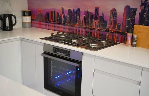 Stylish Home With Free Parking And Easy City Access - Photo 26