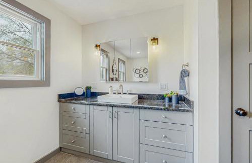 Outdoor Wonderland! Newly Built Home in Fort Ann - Foto 21