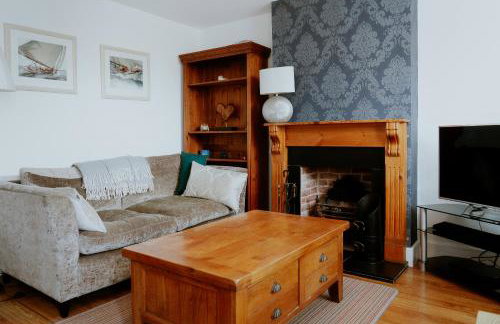 Horsham 3 Bed House With Garden - Photo 2