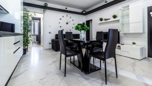 Black & White or Pop Art - Design Apartments with Parking & WiFi - Photo 3