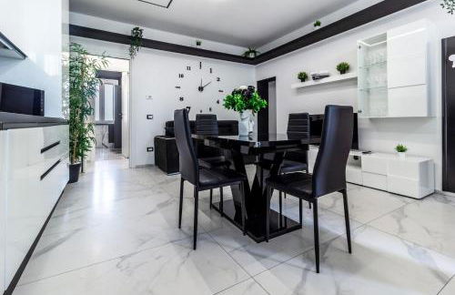 Black & White or Pop Art - Design Apartments with Parking & WiFi - Photo 3