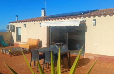 Sunny Relaxing Penthouse Costa Brava, Sea & Mountain Views, Huge Terrace, Fiber 1GB - Foto 1