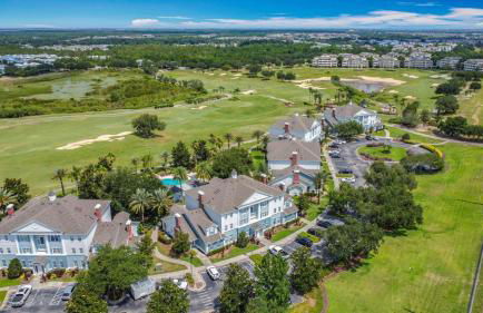 3-BR Condo with Dreamy Balcony Views, Walk to Pool - Foto 48