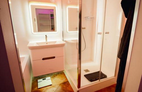 room five - parking, balnéothérapie, place nationale, un havre de paix - Foto 6