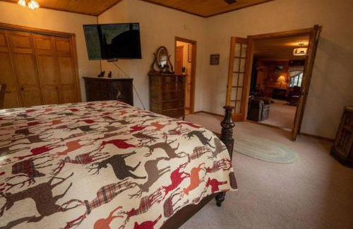 Warm Woodland Getaway with Land - Foto 26