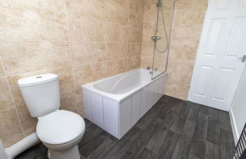 Free Driveway Parking 3 Double Bedroom House, Ideal for long term contractor, etc stays, 4 miles 11 mins drive to Nissan, 20 mins drive to Sunderland Newcastle, Fast WIFI - see Dwellcome Home Ltd site for assurance - Foto 9