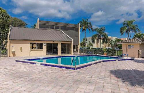 Beachside Modern Wellness Villa with Spacious Patio - Photo 31