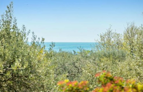 2 Bedroom Nice Apartment In Lovrecica - Foto 3