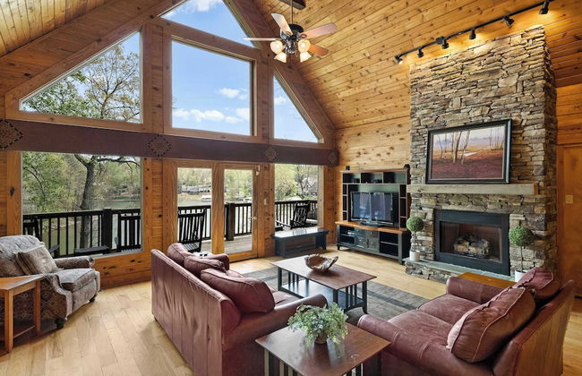 Lakeside Lodge by Avantstay Hot Tub + Dock - Foto 13