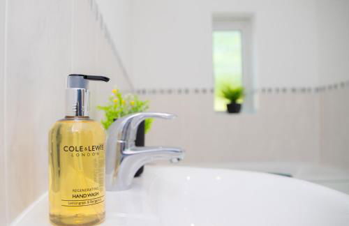 Lavish 4-Bedrooms with Modern Home Features - Guest 8 - Hi-Speed Wi-Fi - Luxury Garden - Private Ample Parking - Foto 39