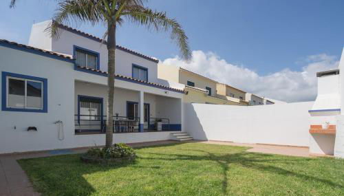 Bright & Spacious Villa by Beach - Photo 4