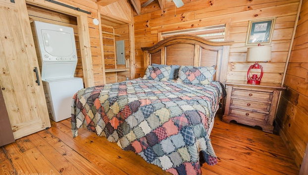 Hunter's Hideaway 2 Bedroom Cabin by RedAwning - Foto 3, Habitación