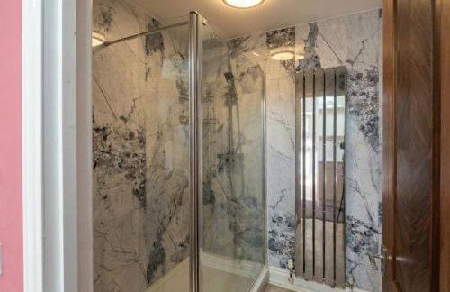 Family-Friendly Detached House Near Leeds and Bradford with Garden - Foto 11