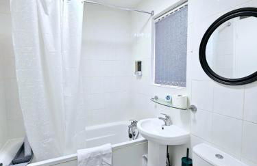 LushStay Telford - Families, Contractors & Group of Friends, long term stay - Photo 3