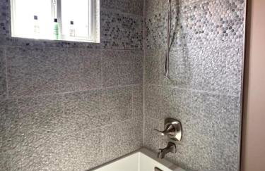 1 bed with washer dryer in unit, soaker tub near Field of Dreams - Foto 14