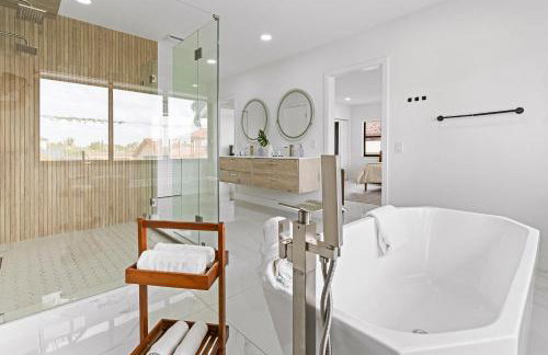 April Sale! 4 BR - Private Pool, Grill, Soaking Tub, Near Coral Gables & MIA Airport - Photo 12