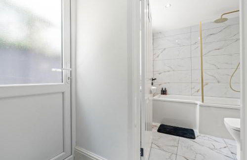 Free Parking ,Modern 4 bedrooms 10min from Birmingham city centre ideal for contractors ,Groups and Families - Photo 16