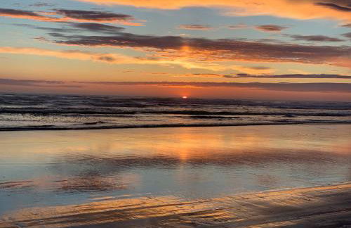 Sunkissed 3BR beach getaway - dog-friendly fenced yard, firepit, glimpse ocean views, near beach access, sleeps 8 - Foto 29